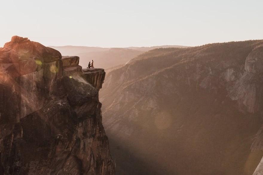 Demande mariage en haut d'une falaise