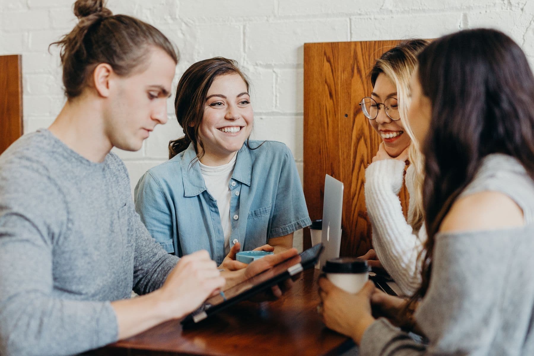 Jeunes gens en train de réseauter