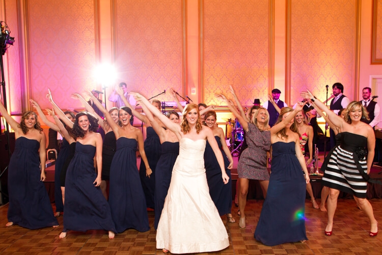 Amies faisant un flashmob pendant un mariage