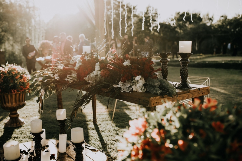 Table avec fleurs à un mariage